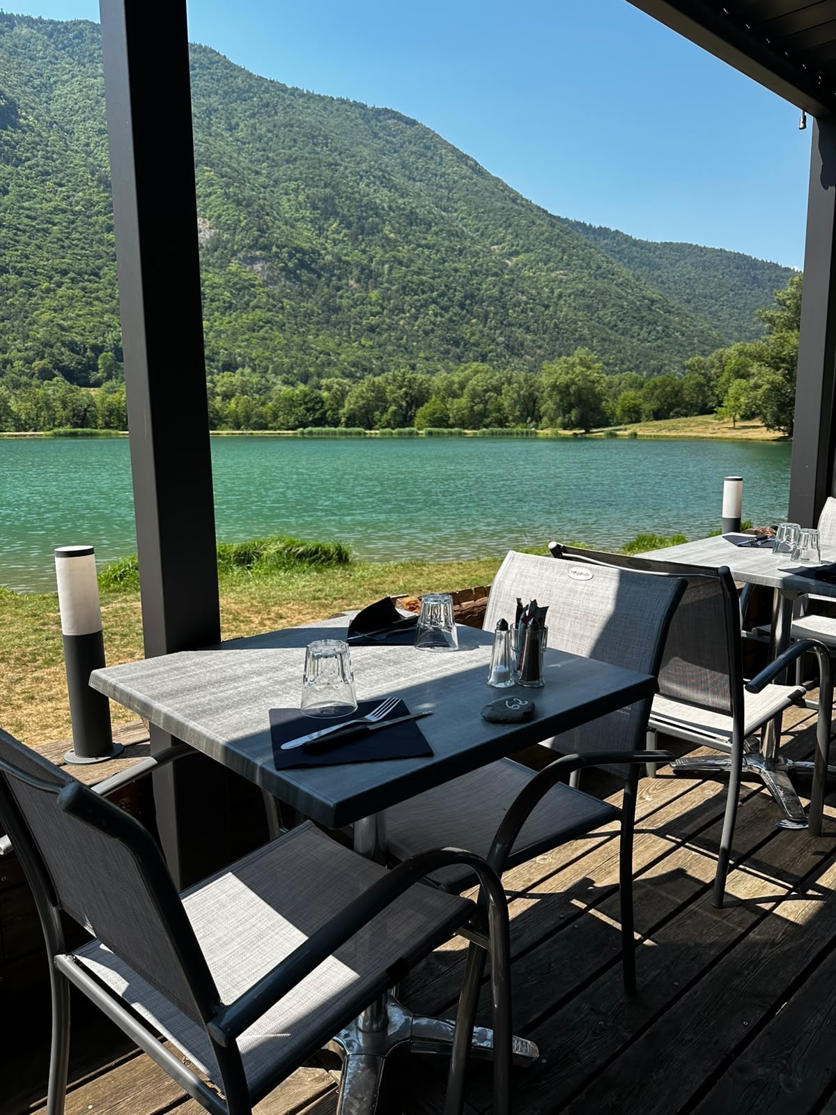 Table sur la terrasse face au lac et aux montagnes de Valbonnais