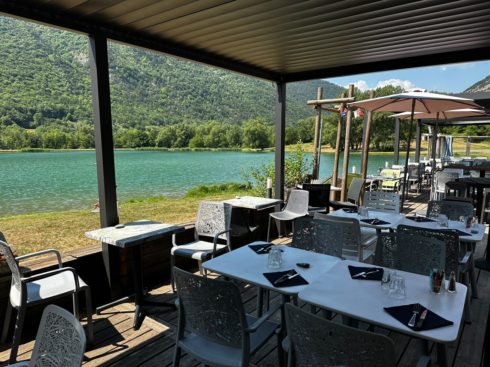 Terrasse VALB'O ouverte sur le plan d'eau